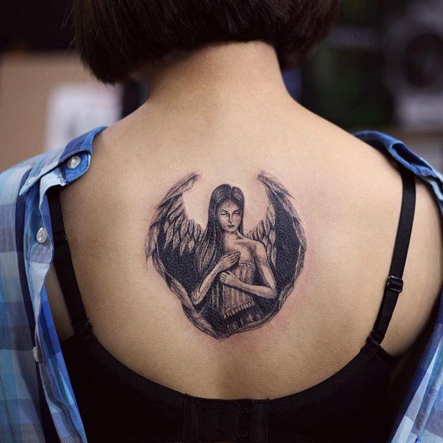 tatuaggio dietro per donna 37