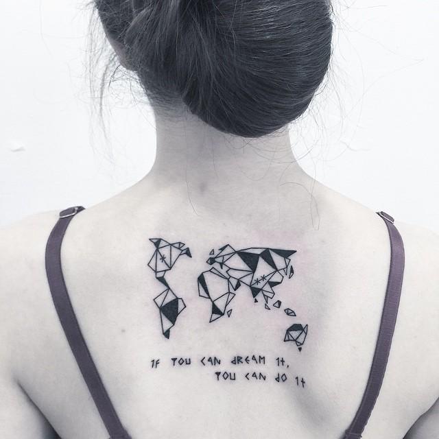 tatuaggio dietro per donna 49