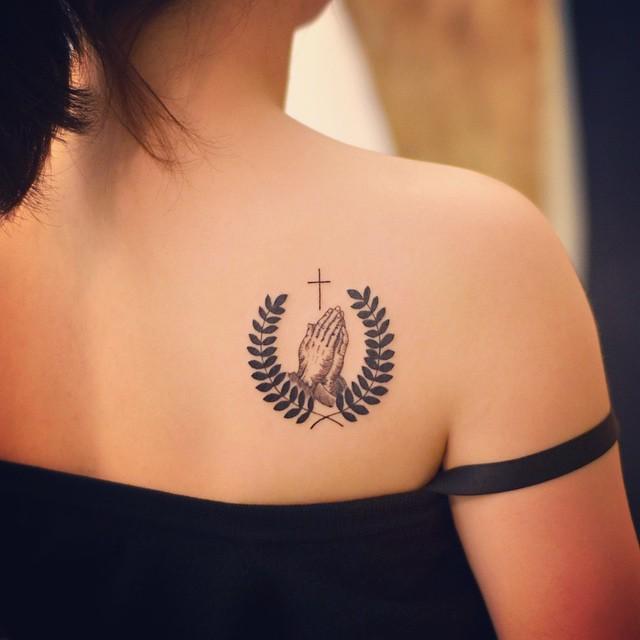 tatuaggio dietro per donna 81