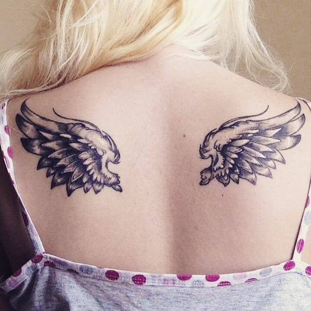 tatuaggio dietro per donna 93