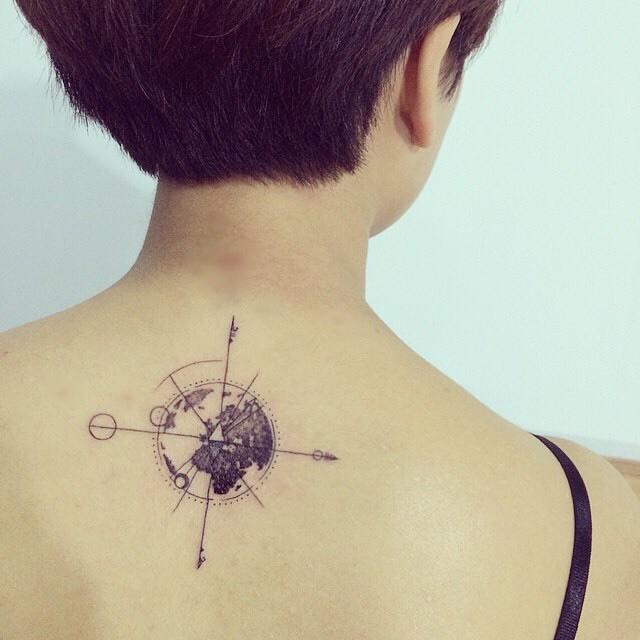 tatuaggio dietro per donna 99