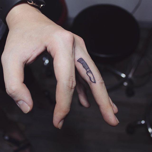 30 Tatuaggi sulle dita e sulle nocche