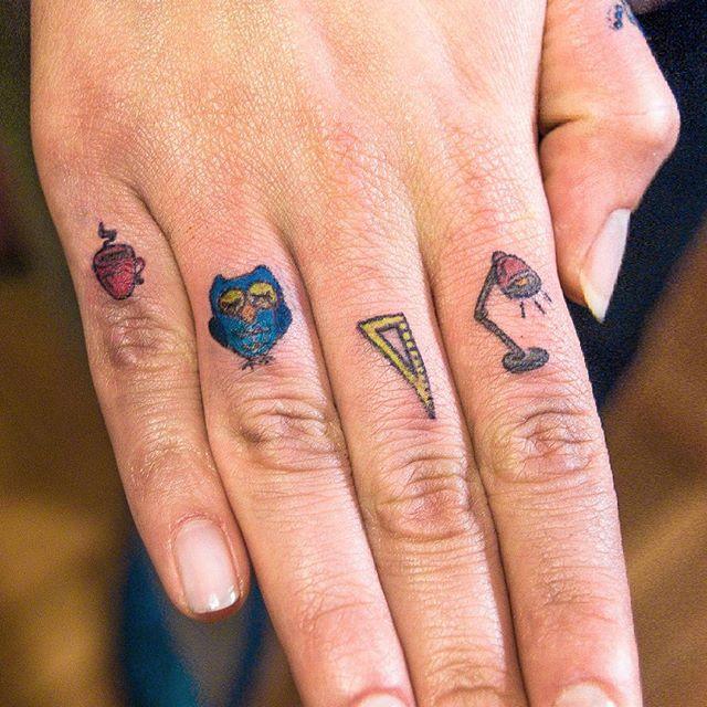 82 Tatuaggi sulle dita: Pollice, mignolo, medio e anulare