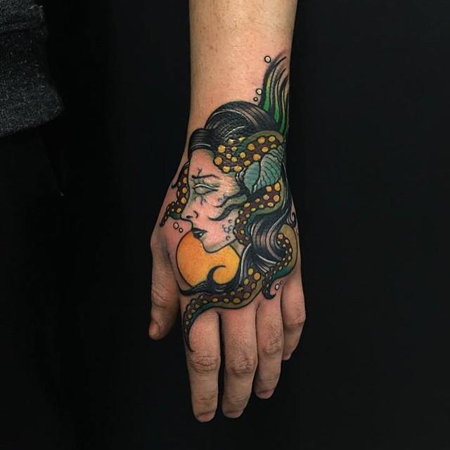 Tatuaggi sulla mano: 80 Disegni