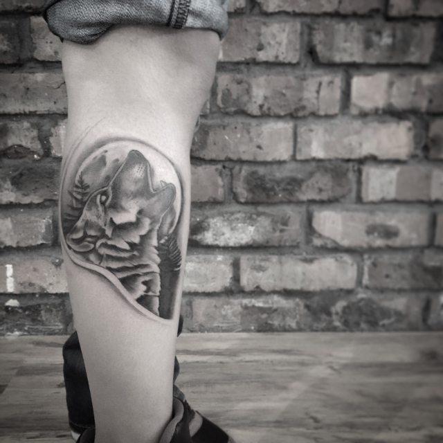 tatuaggio uomo gamba 111
