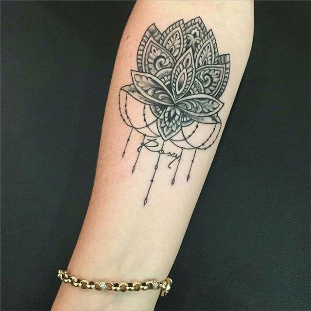 tatuaggio fiore di loto 75