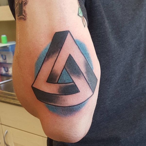 tatuaggio triangolo 123