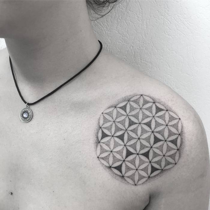 tatuaggio fiore vita 01