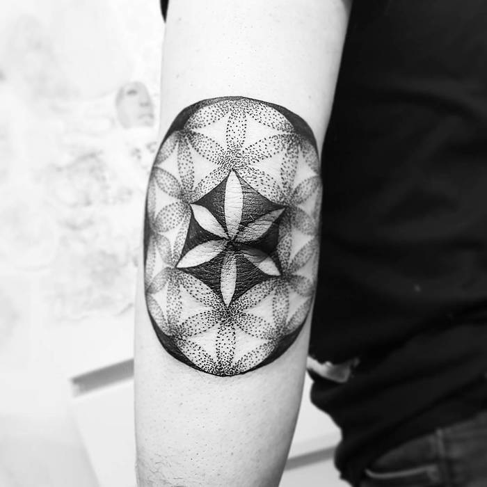 tatuaggio fiore vita 05