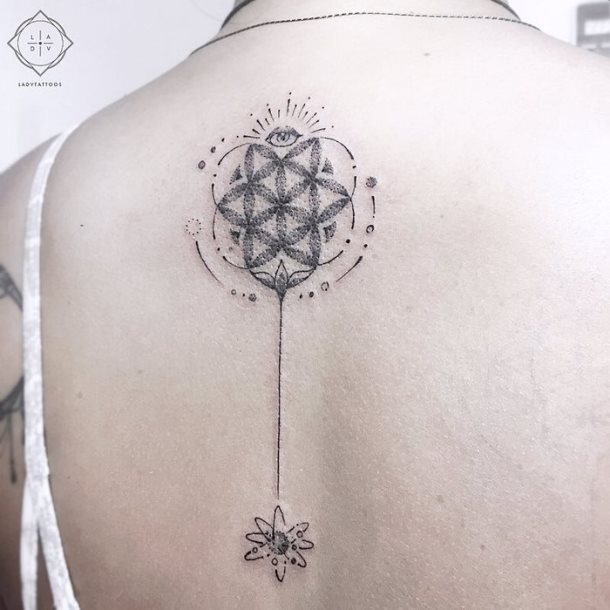 tatuaggio fiore vita 28