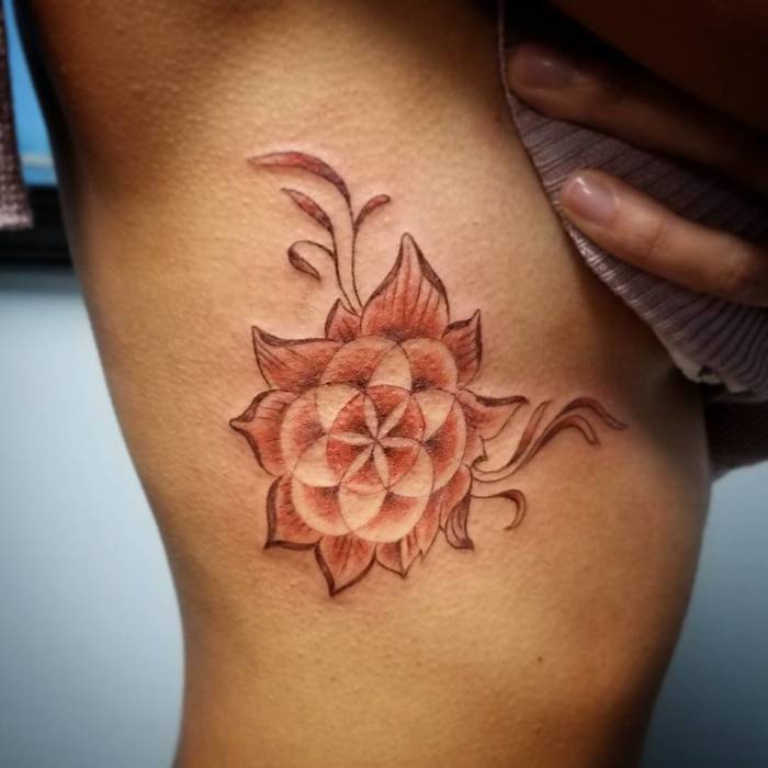 tatuaggio fiore vita 63