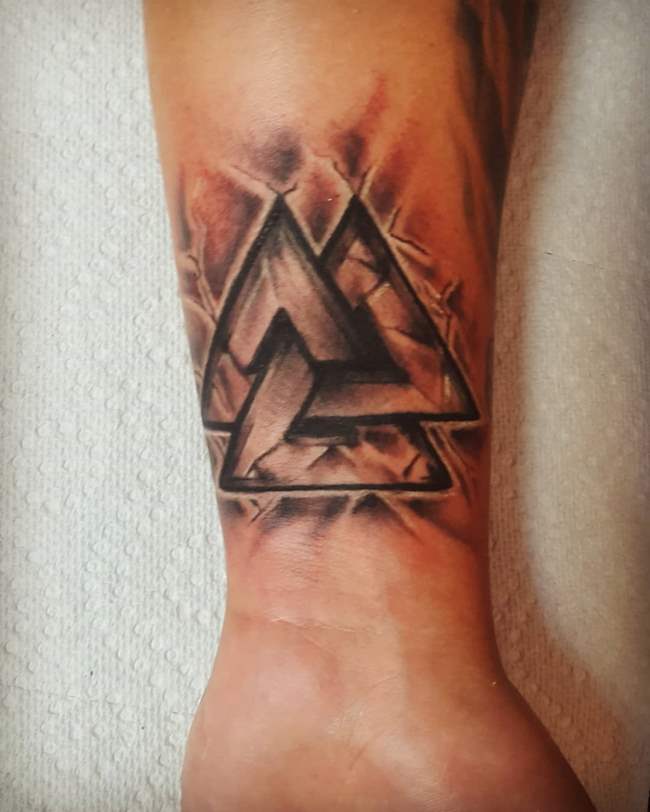 tattoo valknut 70