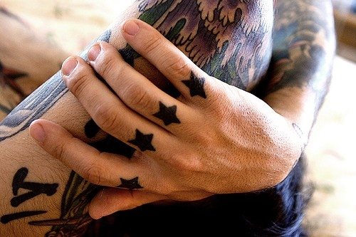 tatuagem dedo articulacao 504