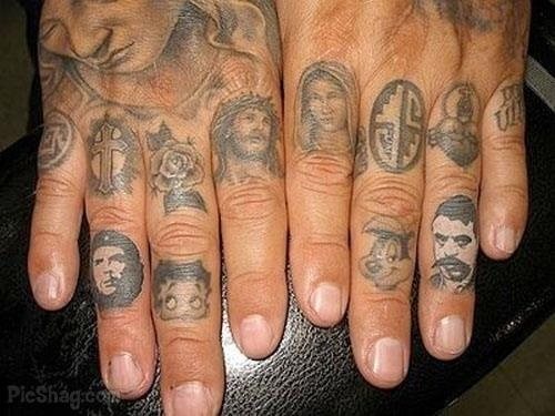 24 tatuagem dedo foto