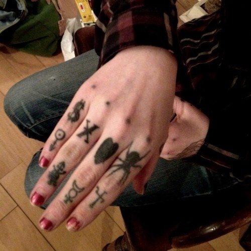 82 Tatuagens nos dedos polegar, mindinho, coração e anelar