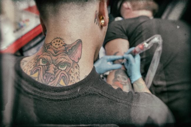 Quanto doem as tatuagens no pescoço?