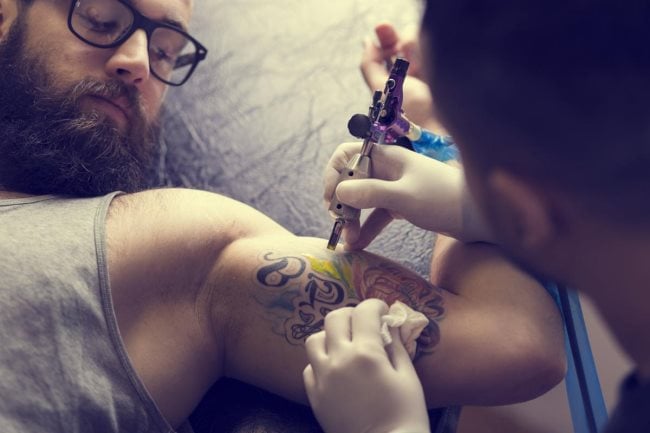 Quanto doem as tatuagens no bíceps?
