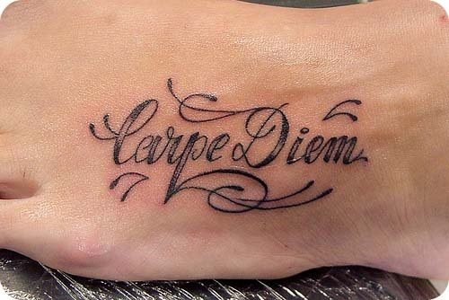 Featured image of post Carpe Diem Tatuagem Letra De Forma La traducci n al espa ol literal es cosecha el d a pero este no es el significado que