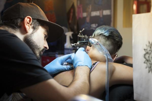 Cât de mult doare realizarea unui tatuaj pe șold?